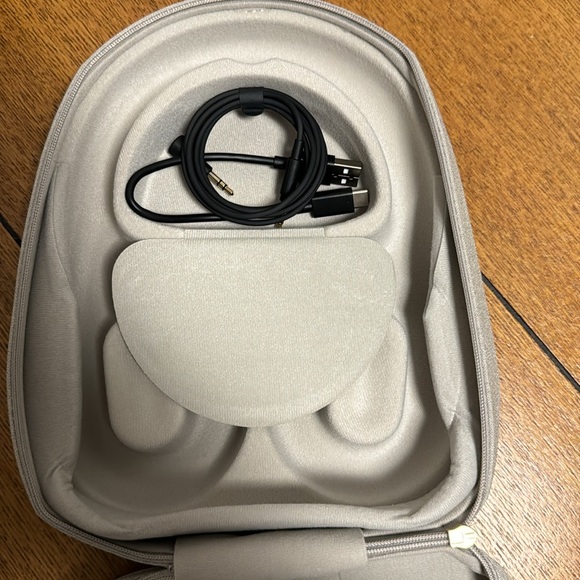 Sony WH-1000 XM5 Case + cables - Silver - Authentic - Picture 3 of 5